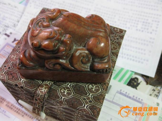 老寿山石,精雕麒麟钮印章一方.重292.4克.孺卿款