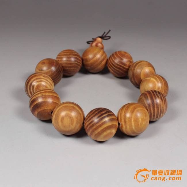 拍品描述: A级纯天然印尼花斑沉香精品佛珠手串; 宝贝规格直径:16mm,总质量;18.2克, 沉香是含有树脂的木材历经多年沉积形成的,沉香木自古以来就是非常名贵的木料,亦是工艺品最上乘的原材料。沉香是沉香木树干被真菌侵入寄生,发生变化,经多年沉积形成的香脂,是具有驱秽避邪、调中平肝作用的珍贵药材,如今已很稀少!