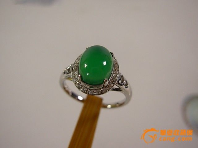 精品满绿绿玉髓镶925银镀白金戒指送证书_精