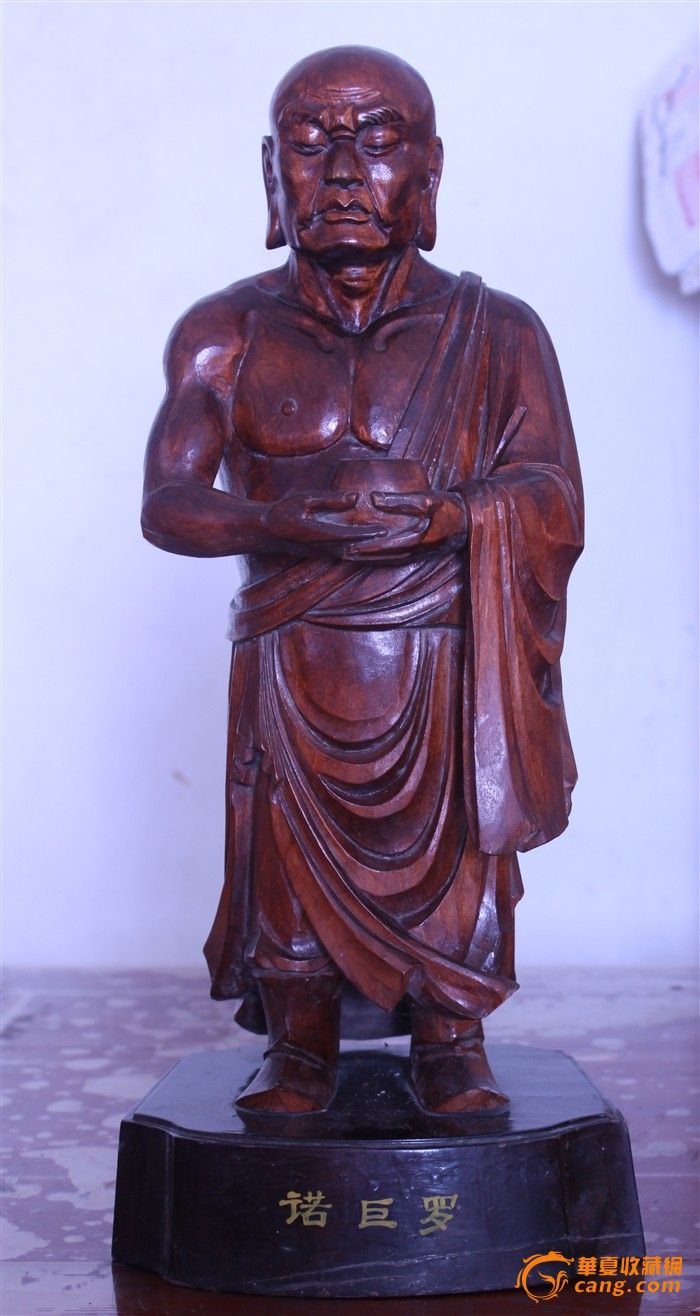 本尊是国外回流品,70年代左右的樟木雕,造型形神兼备,刀工洗练精甚,刀工刚健有力,肌肉发达健美,衣褶劲健有力。本木雕是纯手工雕塑,上面上有一层清漆,本品是件雕塑非常成功的、精美的、雕塑艺术精品, 含座高45厘米,,原配一体底15.6*18.3厘米 我认为雕得很好啊刀法老练,娴熟、流畅,毫无一点一点的扣的琐碎刀法,全是流畅的、大刀阔斧的、大手笔刀法。我认为民间老艺人有如此精悍的、娴熟、胸有成竹的、流畅刀工很了不起,当代人雕的还没这好,80年代老艺人就是技艺高超!体现了民间艺人扎实的造型能力和厚实功力,我从雕