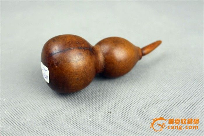 黄杨木雕葫芦鼻烟壶.2172.总高11cm..全品.年份民国. 【友情提示】 古明专场又与大家见面了,欢迎各位朋友的参加!所有拍品均有详细的图文介绍.希望大家看仔细后再出价,特别提示:拍300件大瓶请慎重,这种大件在路上来回跑风险极大敬请谅解!若有不明白的请与我联系.手机 13016775285.