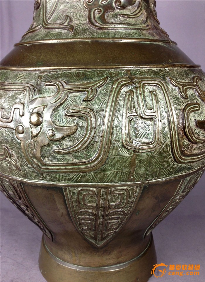 清代罕见巨型重器仿青铜器纹饰大铜瓶