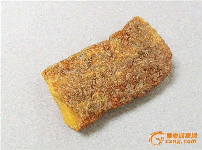 所有拍品1元起拍,所有物品运输均采用申通快递,不到的可用ems。拍多件我会合并运费。支持七天无理由退货。收到物品七天内,您可对物品进行仔细鉴赏。如有问题或不喜欢在保证物品完好的条件下可以无理由退货,如非卖家原因,请买家承担来回邮递费用。请拍前认真查看拍卖物品详细情况,如有拍卖相关问题,请站内短信联系。 本人已对网站承诺诚信拍卖,不会有任何形式的马甲,希望大家拍的高兴。 拍品介绍:尺寸为50mm,28,12,重量12g,带原皮,里面是鸡油黄蜜蜡。