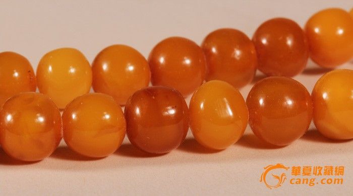 天然老蜜蜡圆珠项链 欧洲回流 总重:21.98克,总长:46厘米,尺寸:6.5*11.5毫米。 品相:老珠子略有轻微磨损。 温馨提示: 一,QQ:1290239410 电话:15058963111 电话:057765163876 ,实体店地址:浙江温州妙果寺一区D-2室。 二,如有疑问,事先询问清楚再出价,退货的手续比较麻烦,所以请买家务必仔细看好产品描述再出价。 三,本次拍品,均由顺丰寄送,顺丰不到的地方发EMS,由于正值春运,所有拍品均在春节后正月初六发货寄送,如需提前寄送的请另外告知!