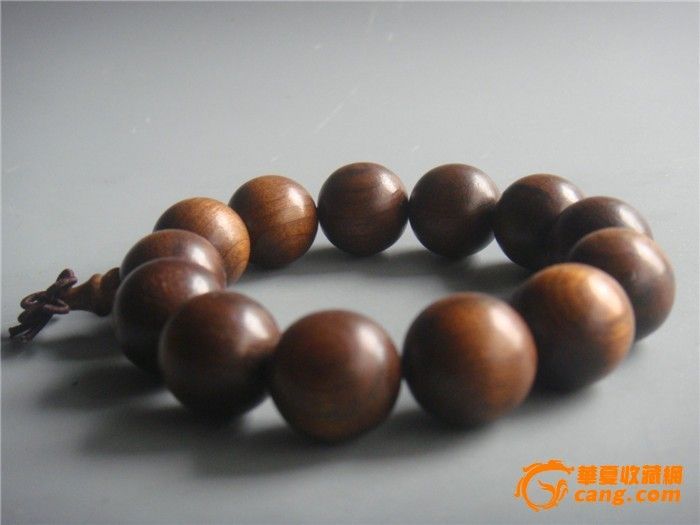 阴沉金丝楠手串,木纹和品相非常好!金丝楠木佛珠手串其特有的淡雅清香沁人心脾,可以舒缓神经,常闻此味也可对呼吸系统有保健作用。其闪烁的金丝更是尽显王者风范。 金丝楠木最大的特点就是耐腐蚀性强,埋在地里可以几千年不腐烂,金丝楠阴沉木本质坚硬,多呈褐黑色、黄褐色、金黄褐色,颜色越深愈好。其木质光滑,木纹细腻,打磨得法可达到镜面光亮,本质已近似紫檀。其永不褪色、不腐朽、不生虫,近两年玩家收藏理想之材。