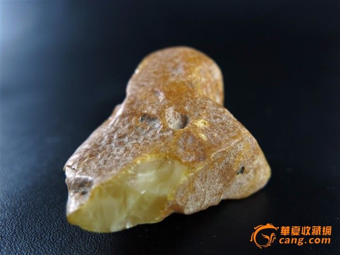 波罗的海蜜蜡原石一枚,今年年初俄罗斯禁止出口后,北京市面上难买到大块原石了,价格也涨了许多。可以简单打磨做一把件或大吊坠。重26.9g。 几点说明,请务必用点儿时间读读: 1、结拍后一律发顺丰,到付。顺丰不到的发其它快递。 2、请看好尺寸,拿尺子量一下再拍。mm是毫米,cm才是厘米。 3、鉴定以华夏为准,收到后5日内无条件退货。 4、个人华夏网店,欢迎随时来访:http://shop.