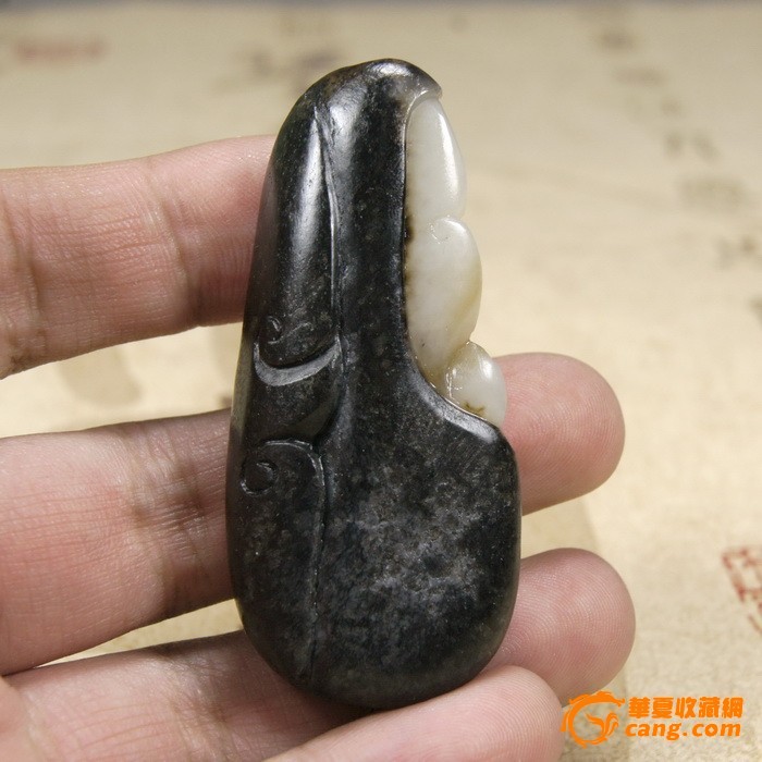 黑白分明和田玉黑皮籽料 必定成龙