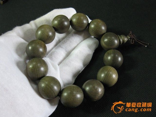 金丝楠为集天地之美精华为一体的软木之王,金丝楠盘玩追求的是呈现金丝、荧光通透度、香气、色泽和包浆,正确的盘玩不仅可以完美保持金丝楠手珠本身的质感,还可以使金丝楠手珠的金丝完美呈现,更加的有光泽,使珠体通透,富有琥珀荧光及包浆的色泽美感,让人爱不释手!(竞价成功者本人会赠上全棉薄手套一付,连续把玩2个月后,在上手把玩,不许沾水,油,汗液)