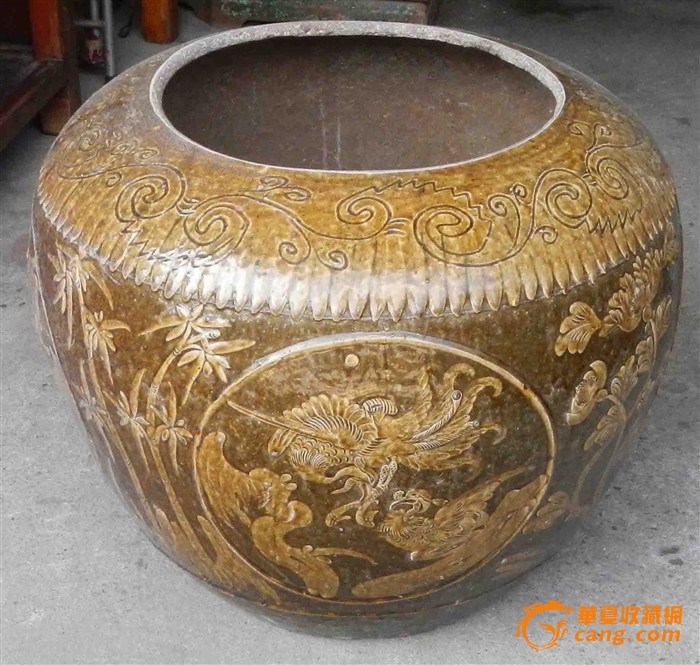 一只漂亮的青釉缸