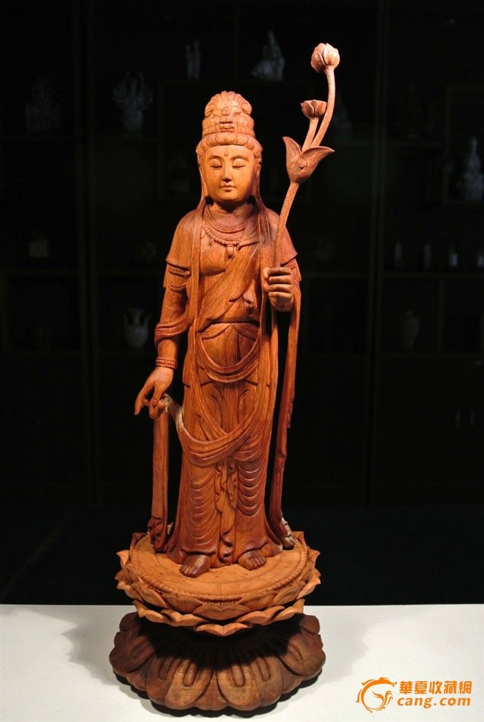 藏品尺寸/规格:观音像:高37厘米,宽12米;莲花座:高10厘米,宽19米 观音五官清秀,神情祥和,物肌圆骨润,呈现出柔和的曲线,极富美感,木质闻之芳香甘醇,摆于书桌,大气庄重,颇有几分气势。备注:云带有修,见图,其它全品。(香樟木是常绿乔木,生长期缓慢,是传统的稀有名贵木材,注意是稀有而且名贵!不是普通樟木,香樟木能够散发出特殊的浓郁的香气,经年不衰,气味芳香,沁人心脾。另外,香樟木木质细密,有天然的美丽的纹理和花纹。质地坚韧而且轻柔,不易折断,不易产生裂纹,所以是木艺雕刻的首选材料)